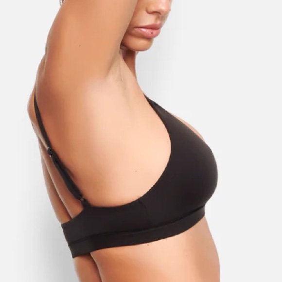 Skims Fits Everybody Triangle Bralette in Onyx - Picture 3 of 7